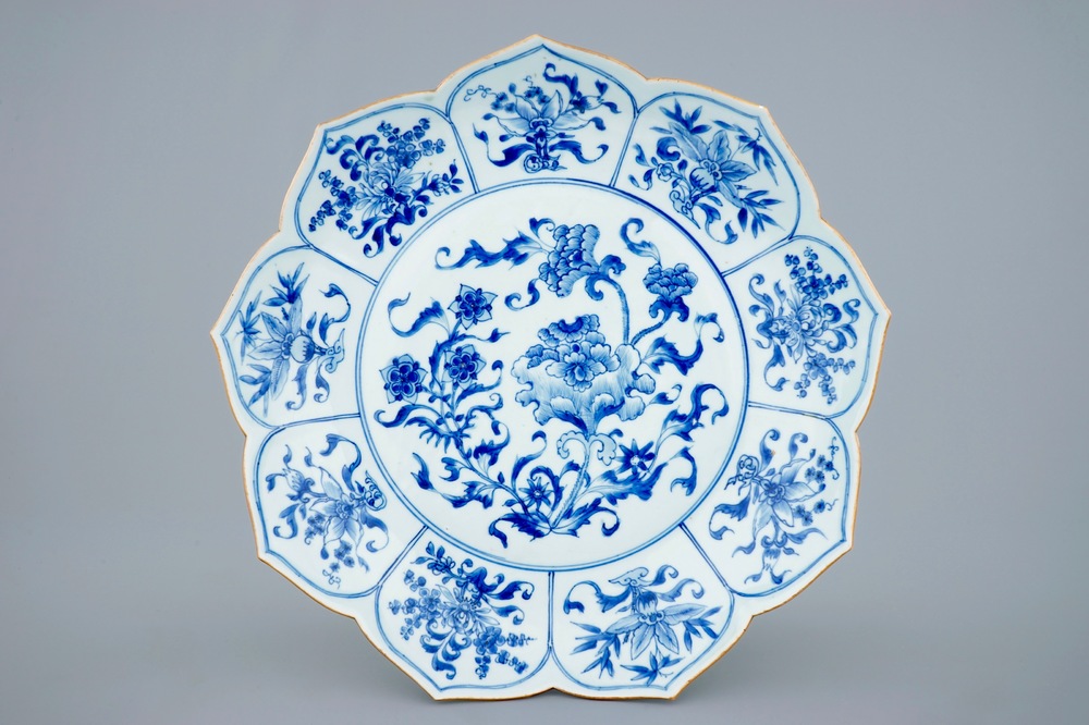 Een grote blauw-witte Chinese schotel in lotusvorm, Kangxi